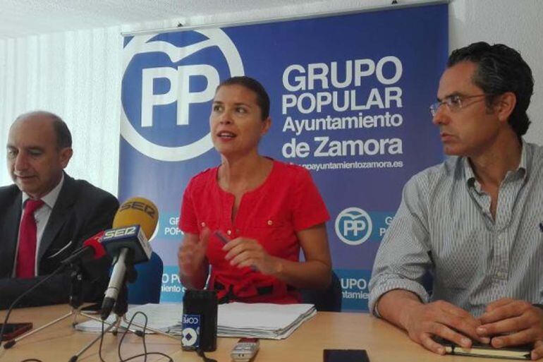 Aurelio Tomás, Clara San Damián y Jose Luis Gónzalez Prada en rueda de prensa