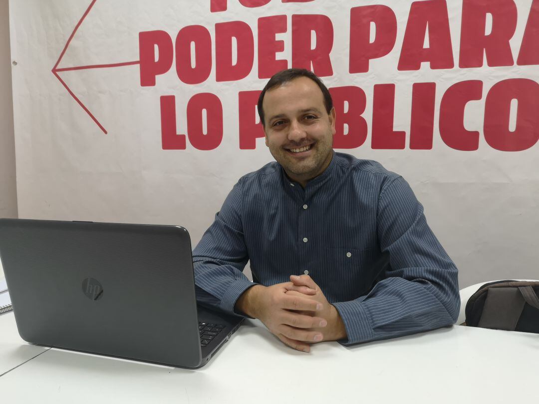 El portavoz de IU, Álvaro Carreño, en la sede local de su partido