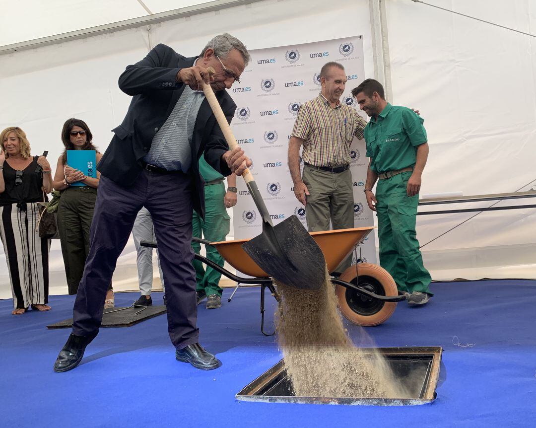 José Ángel Narváez durante la colocación de la primera piedra del pabellón de Gobierno de la Universidad de Málaga