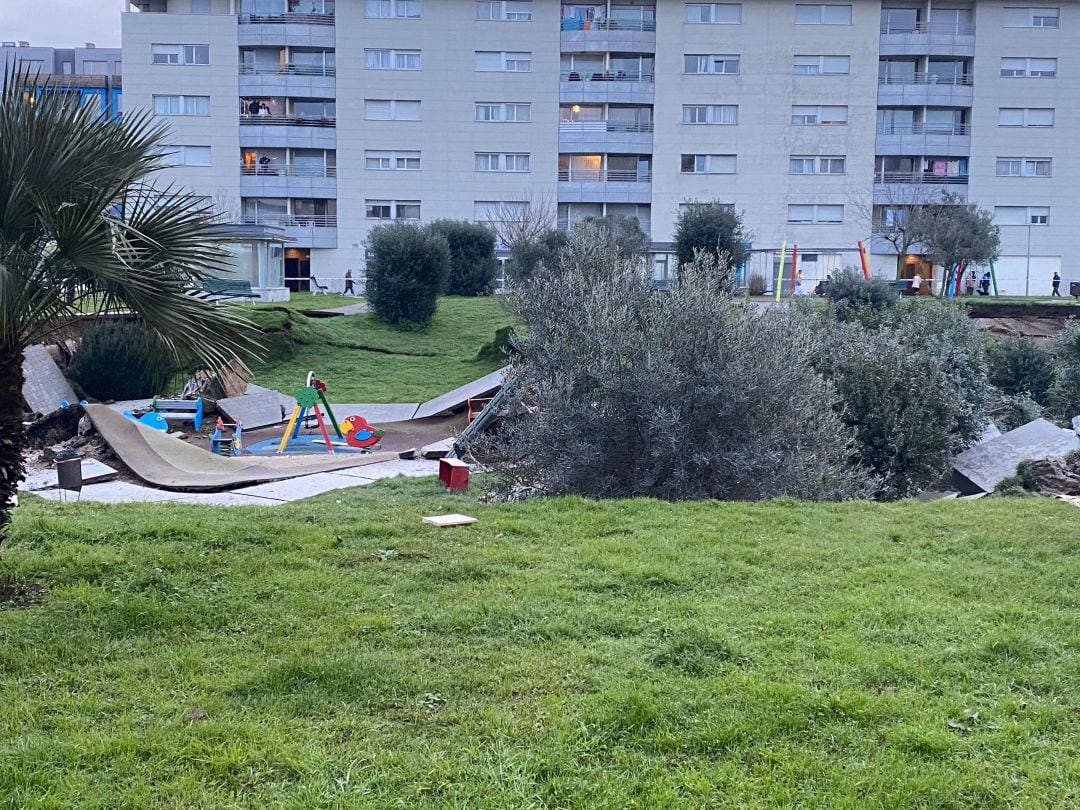 FOTOGALERÍA | El estado del parque infantil tras el desplome del forjado del aparcamiento