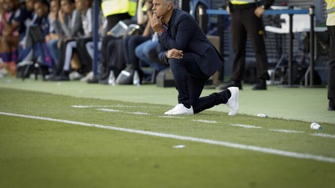 El técnico del Málaga Sergio Pellicer, en el banquillo local en el partido contra el Cartagena