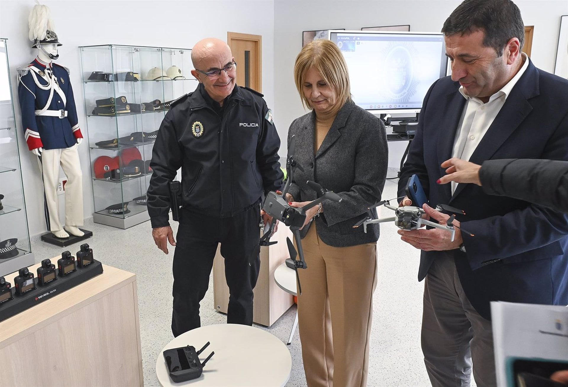 La alcaldesa de Jerez, María José García-Pelayo, supervisa el nuevo material de la Policía Local