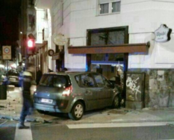Un coche empotrado en un accidente en el centro de Vitoria