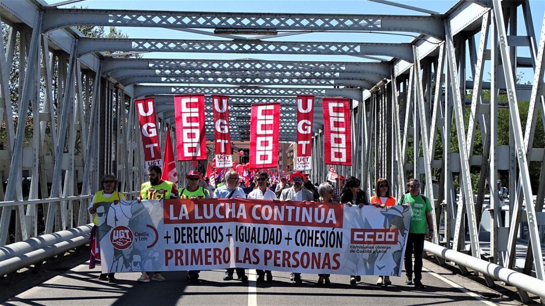 La manifestación cruza el Duero por el puente de hierro