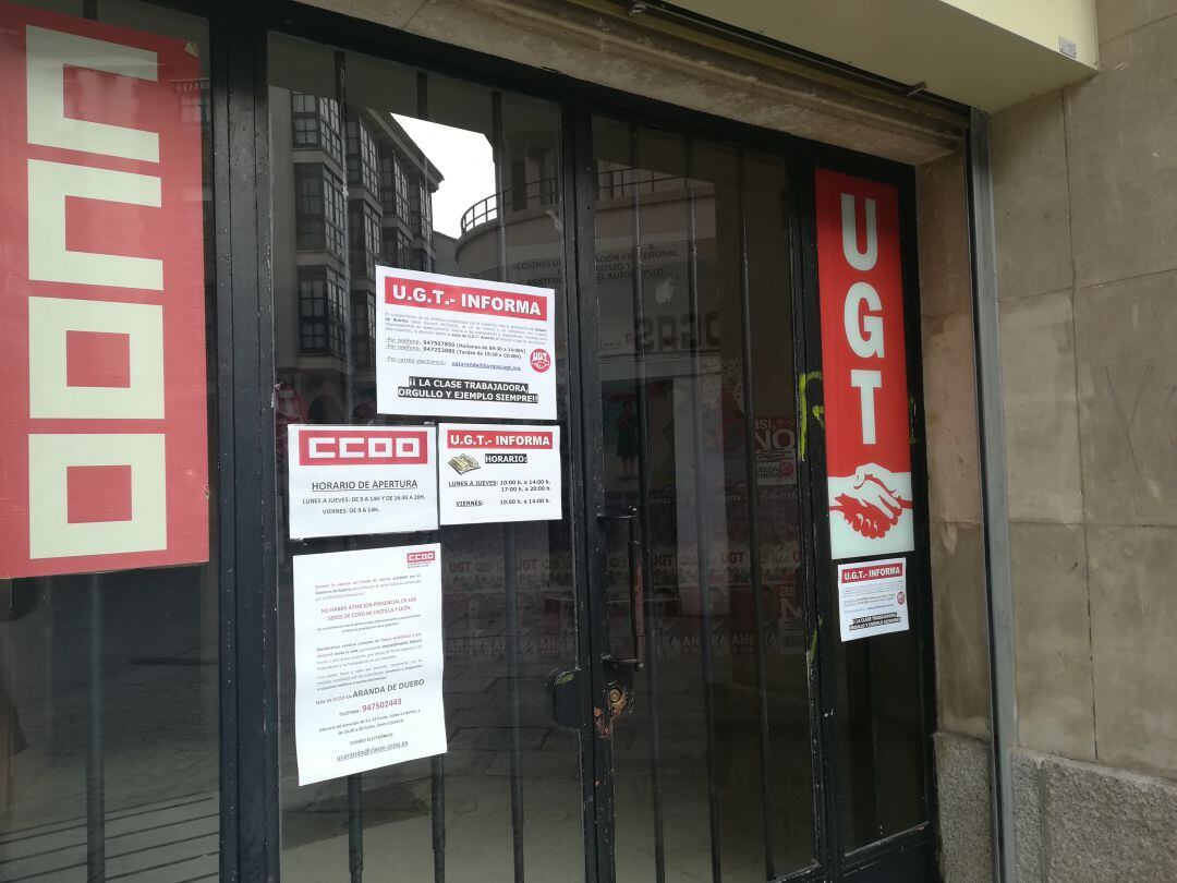 El edificio de los sindicatos de la Plaza del Trigo está cerrado al público, pero la atención se mantiene por otros vehículos