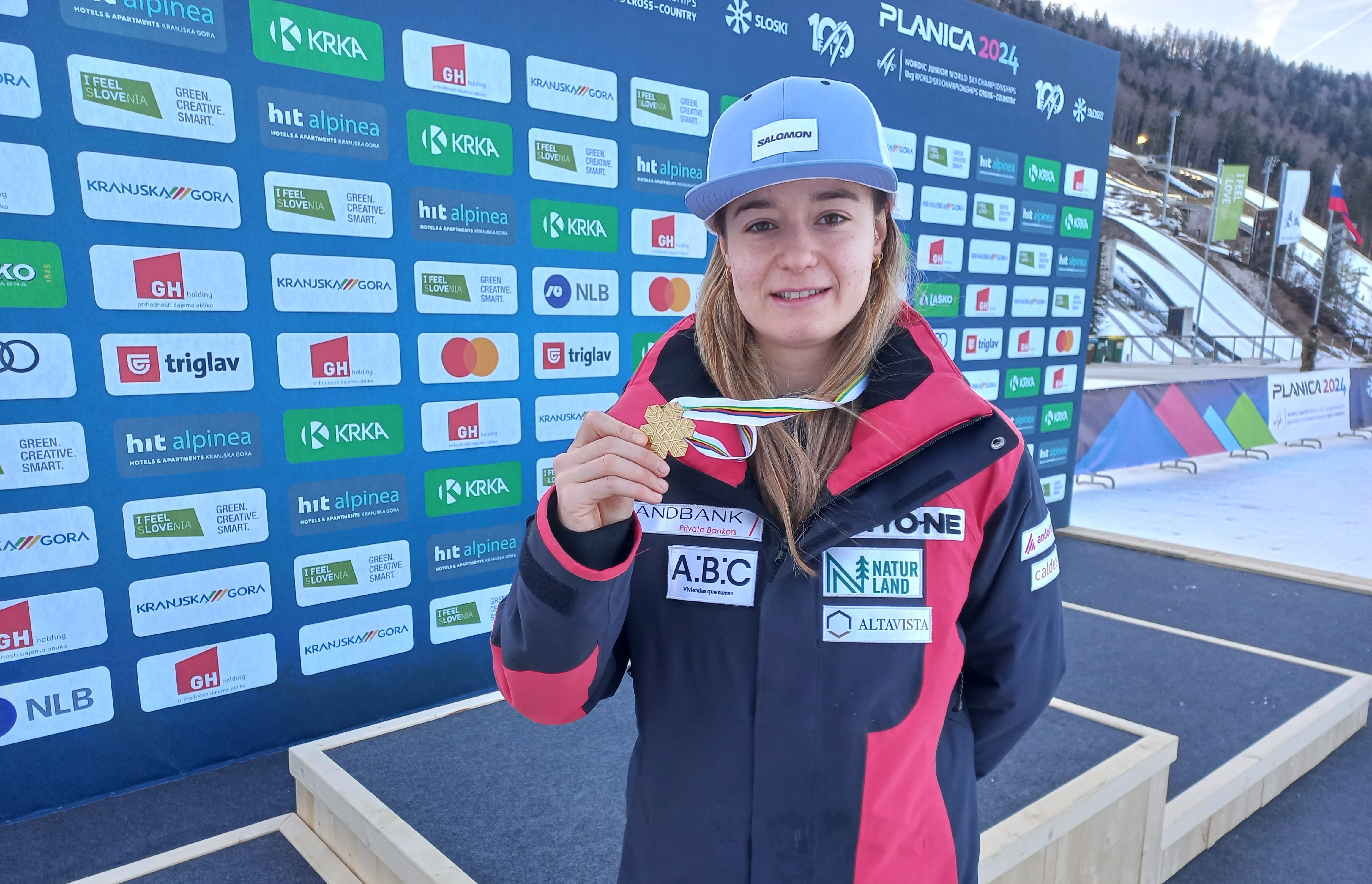 Gina del Rio amb la medalla de campiona del món júnior en Sprint