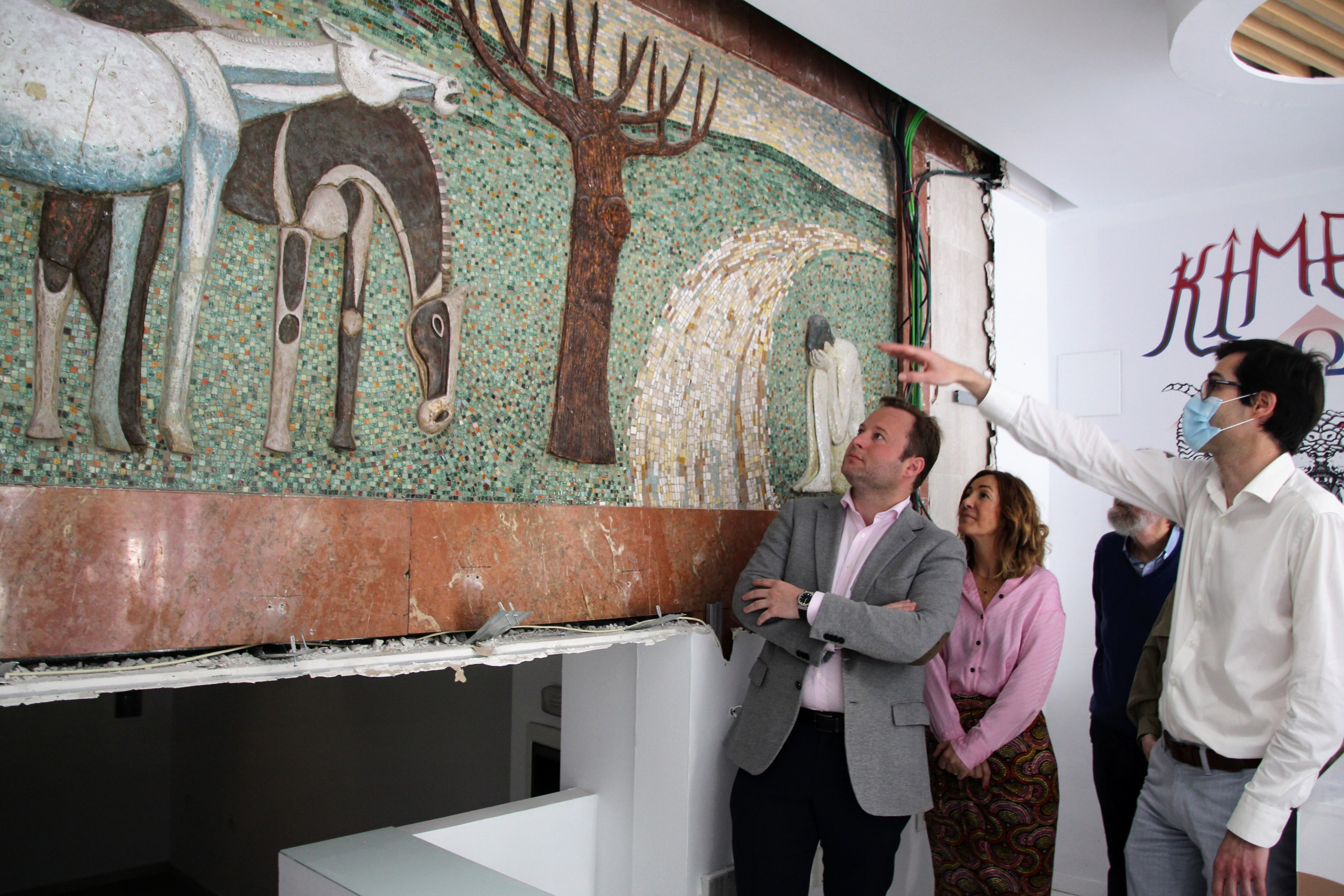 Imagen de vicealcalde junto al mural, la familia y miembros del Museo de Albacete
