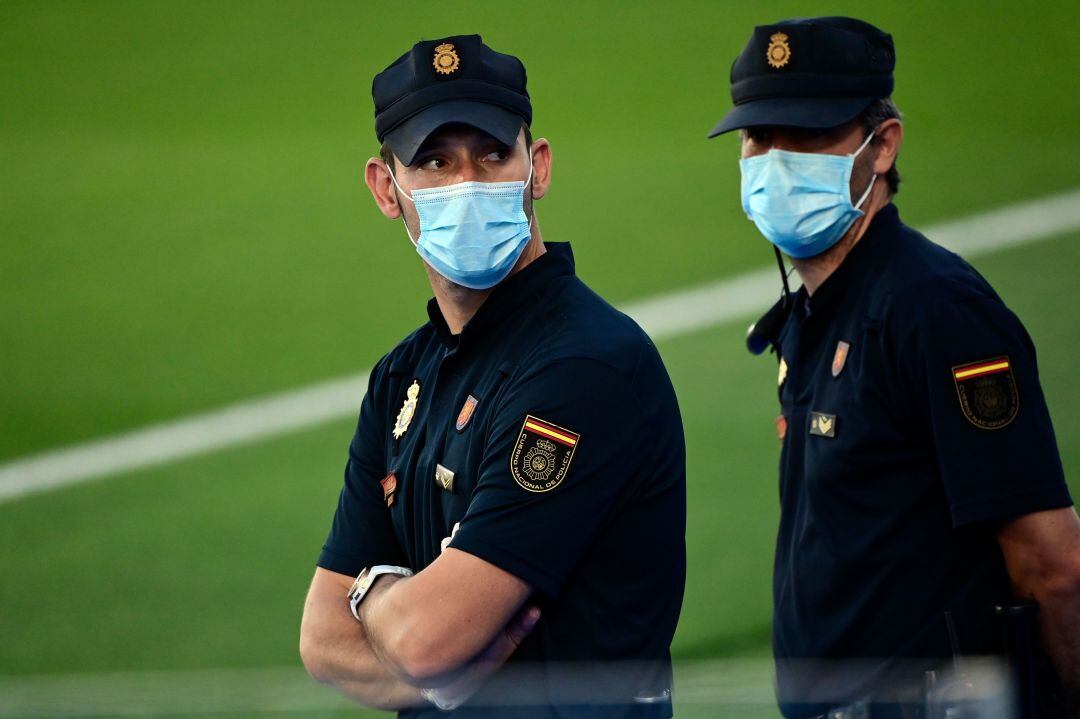 Dos agentes de Policía Nacional durante un partido de fútbol en la ciudad de València. 