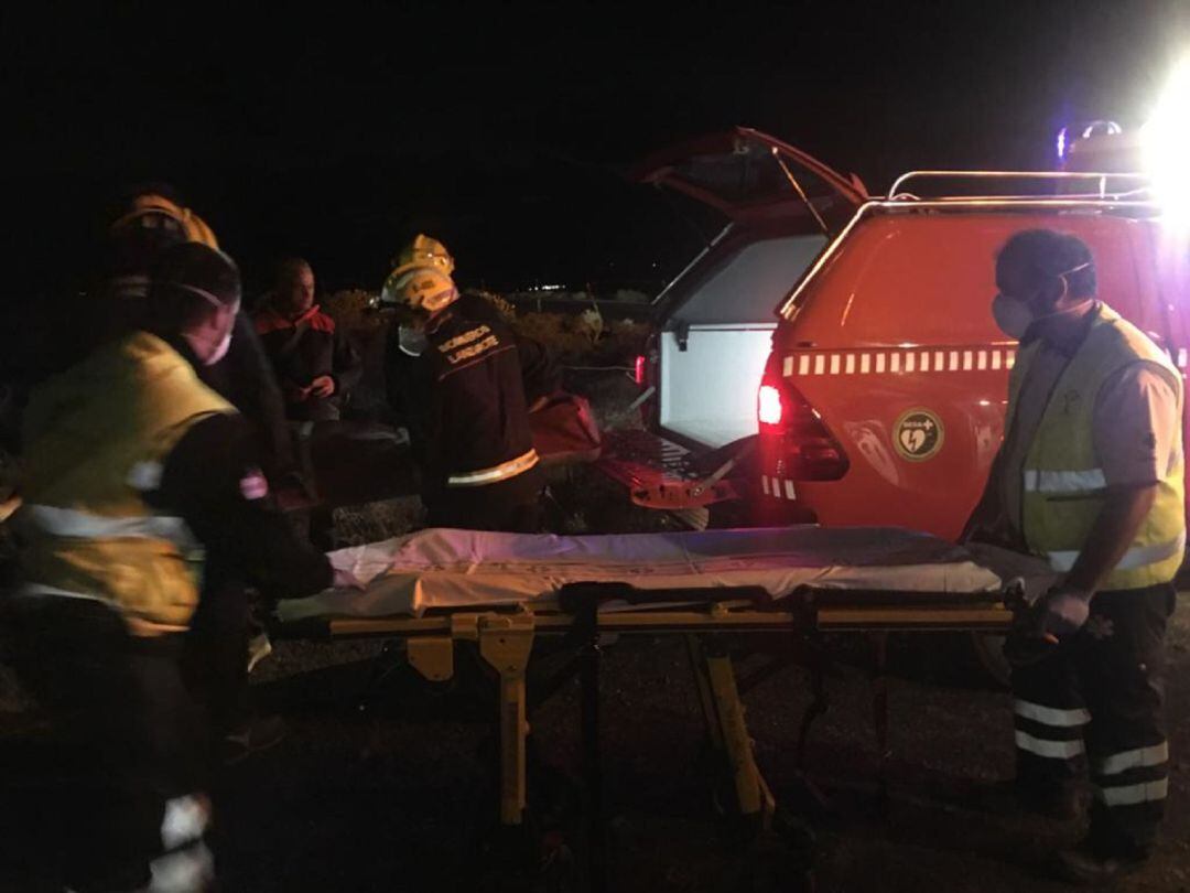 Bomberos del Consorcio de Seguridad y Emergencias de Lanzarote trasladando a la senderista.