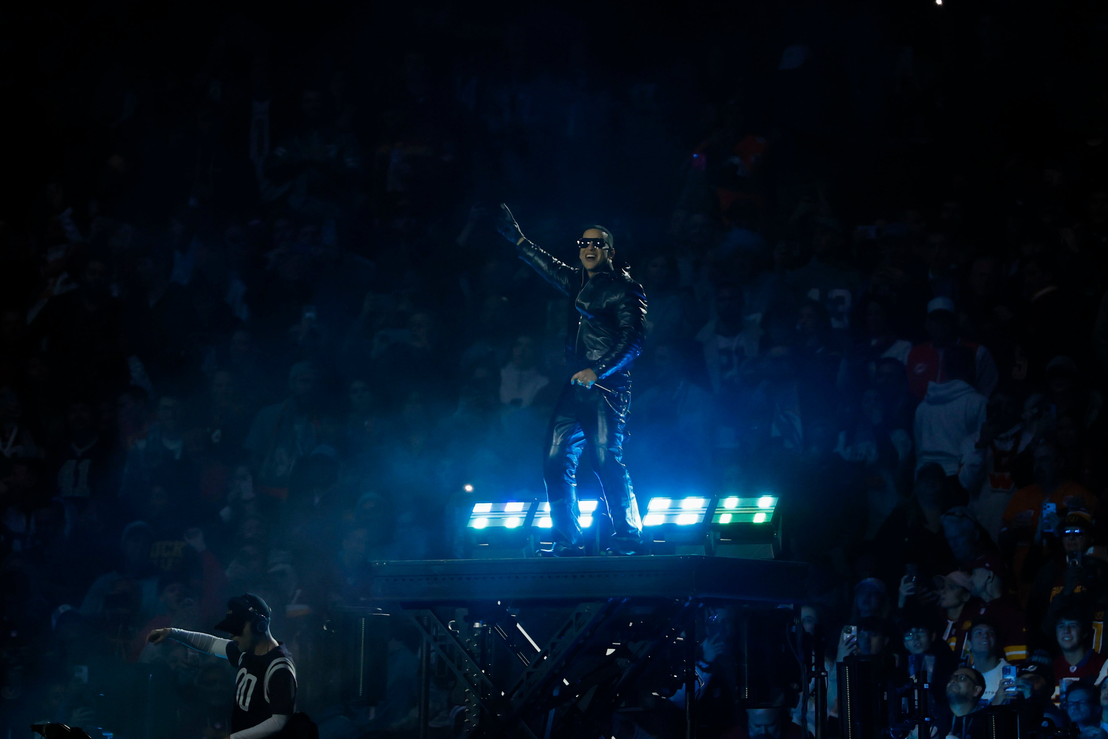 Daddy Yankee y Bizarrap cantando en el descanso del 'Madrid Game'