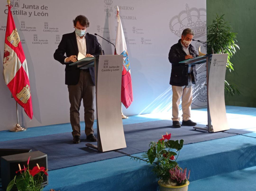 Alfonso Fernández Mañueco y Miguel Ángel Revilla, durante la firma del protocolo de prestación de servicios a los habitantes de las zonas limítrofes de Castilla y León y Cantabria