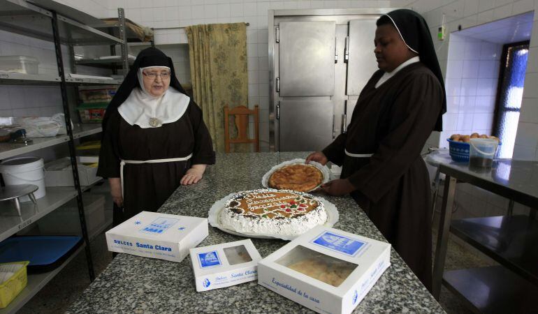 Dos monjas del Convento de Santa Clara preparan dulces y tartas en su cocina