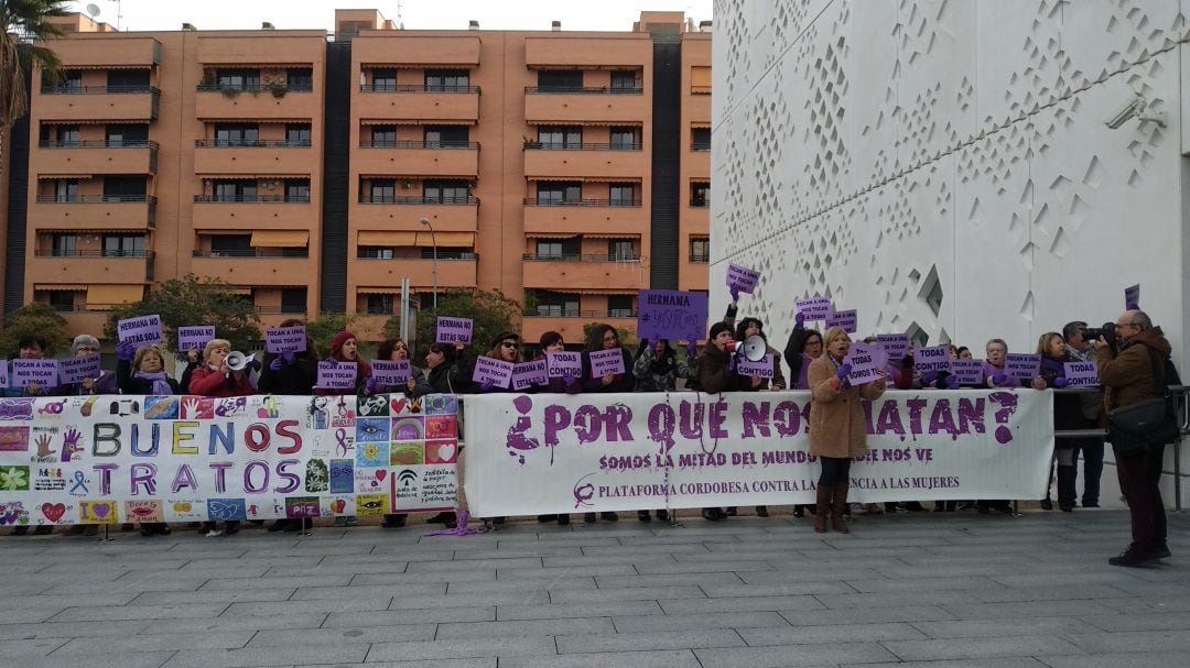 Protesta de la Plataforma Contra los Malos Tratos de Córdoba durante la vista oral del juicio de La Manada