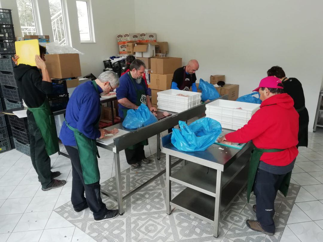 Voluntarios de Zaporeak preparan la comida en las inmediaciones del campo de refugiados de Lesbos