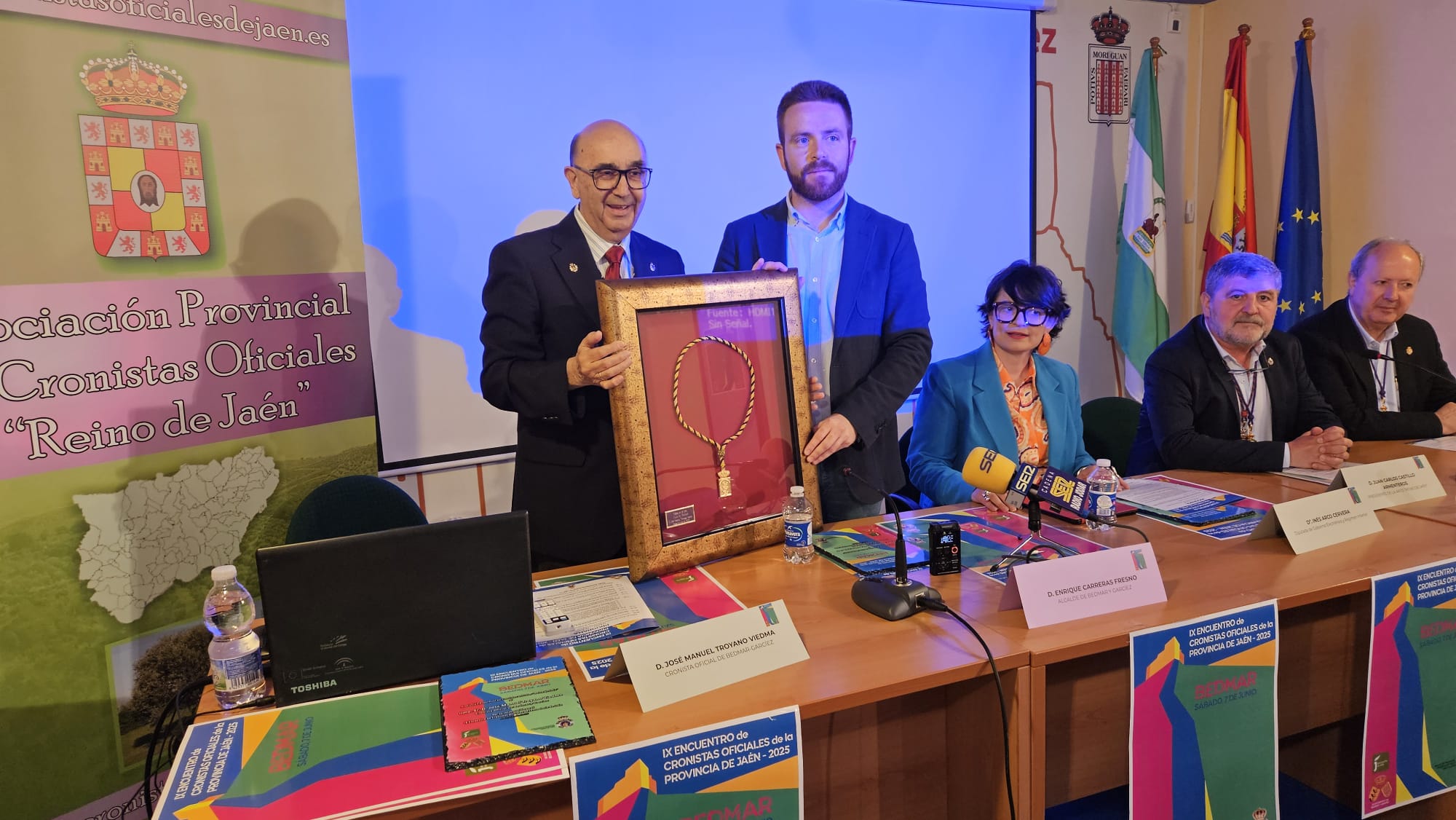 El Cronista Oficial de Bedmar-Garcíez, José Manuel Troyano, presenta la Medalla de Oro de la Vila de Bedmar, entregada el pasado 9 de mayo