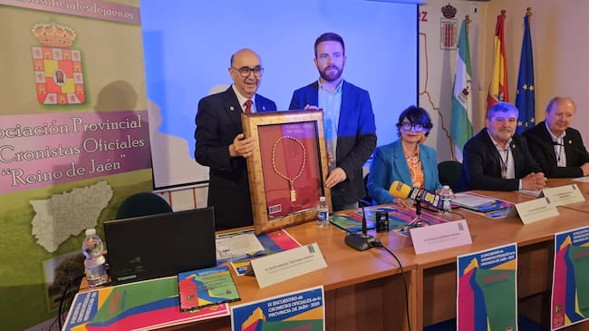 El Cronista Oficial de Bedmar-Garcíez, José Manuel Troyano, presenta la Medalla de Oro de la Vila de Bedmar, entregada el pasado 9 de mayo