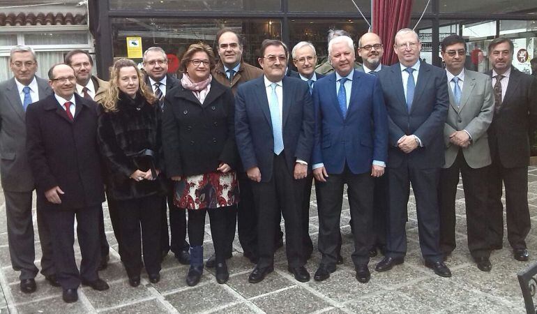 Joaquín Sáinz de la Maza, en el centro de la imagen, junto a la mayor parte de los integrantes de su candidatura al Consejo de Cofradías
