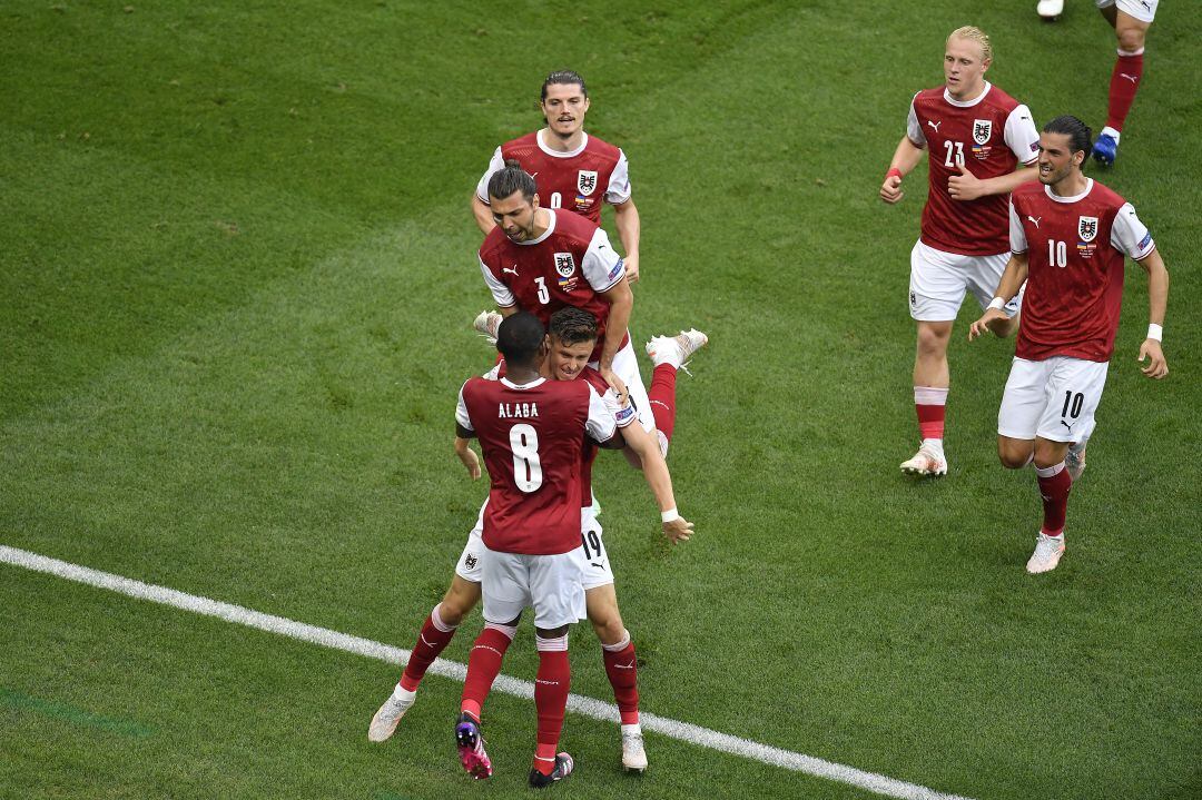 Los jugadores austriacos celebran el gol de Baumgartner