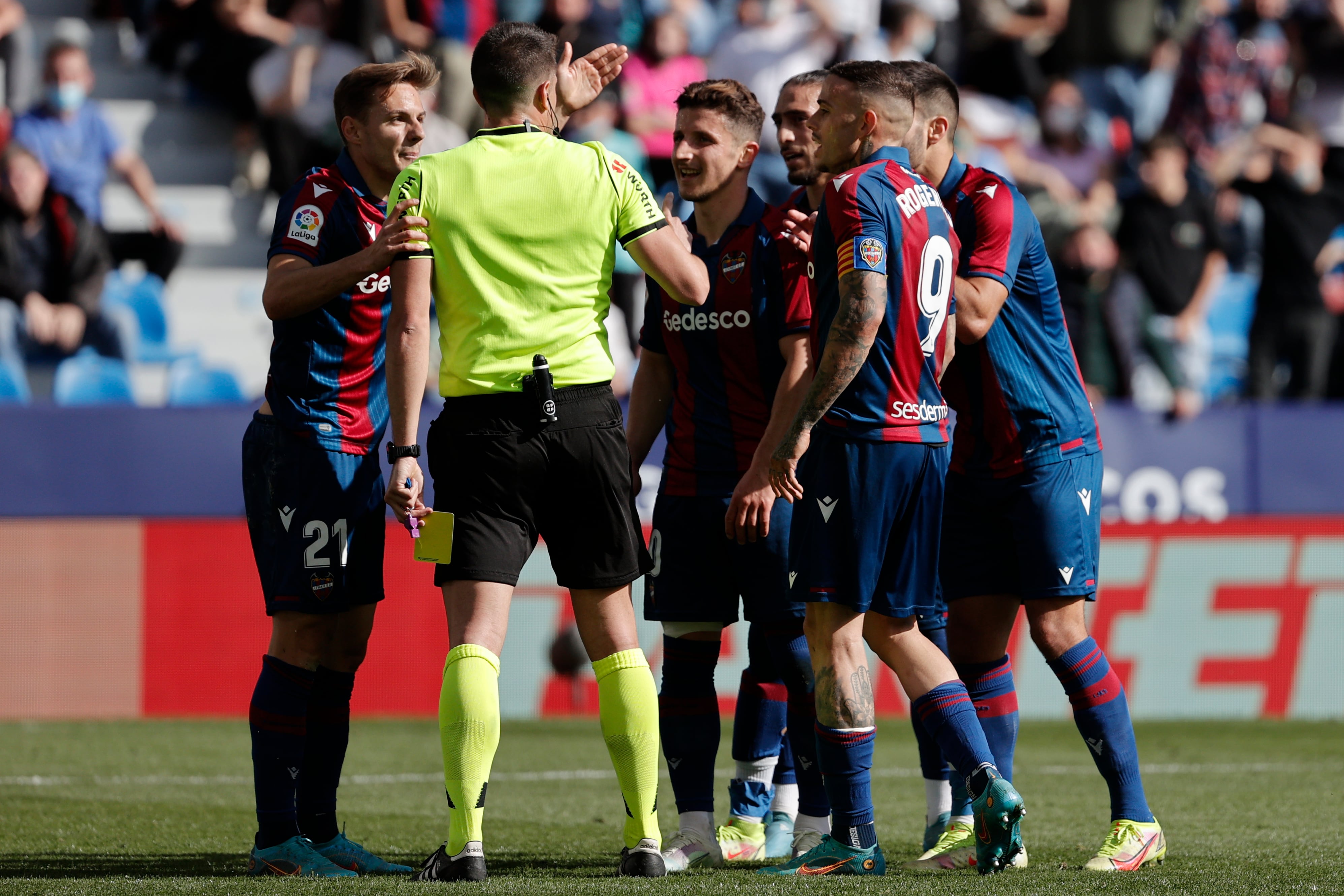 VALENCIA, 12/03/2022.- Los jugadores del Levante UD, protesta una jugada al colegiado Díaz de Mera en los minutos finales del encuentro correspondiente a la jornada 28 de primera división que han disputado hoy sábado en el estadio Ciudad de Valencia. EFE / Manuel Bruque.
