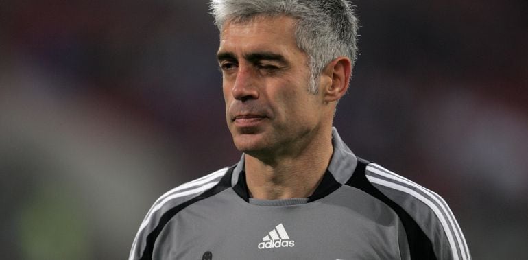 Nikopolidis, portero de la selección de Grecia en un partido con Grecia