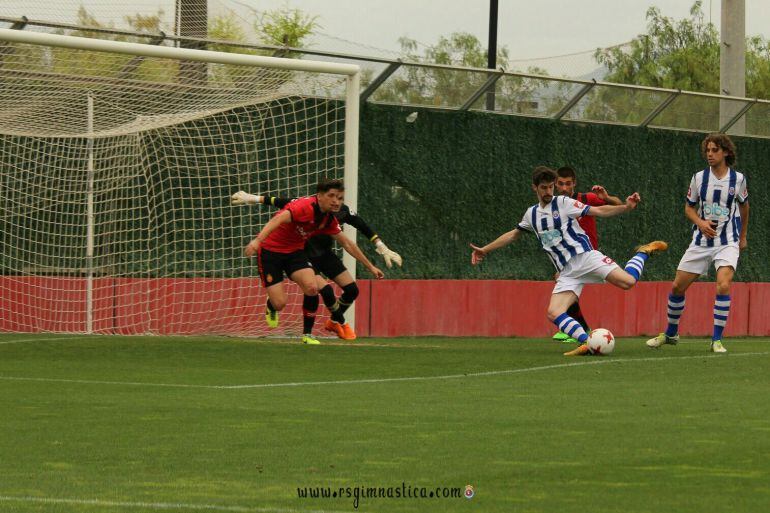 Cote marcando el segundo gol en Palma