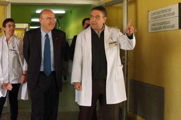 Claudi Camps en una visita del conseller Boi Ruiz a la seu de la Xarxa de Salut Mental, al parc hospitalari de Salt