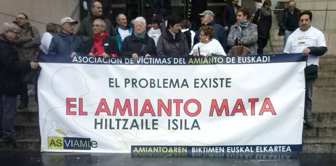 Imagen de una de las concentraciones de Asviamie frente a los juzgados en la plaza Teresa de Calculta