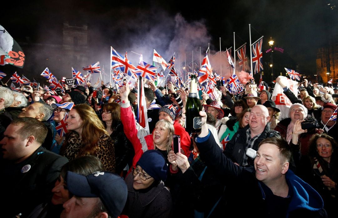 Miles de personas celebran con banderas la salida de Reino Unido de la Unión Europea.