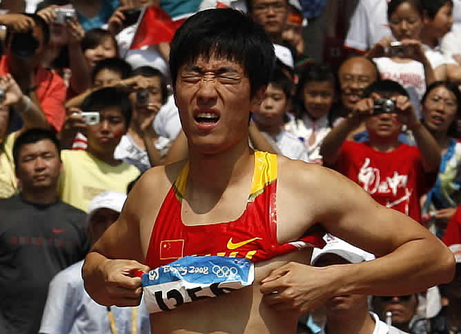 Xiang, una de las estrellas del atletismo y gran esperanza de China en estos Juegos, llevó la decepción a las gradas cuando tras una salida nula en su serie, se llevó la mano a su pierna y decidió abandonar