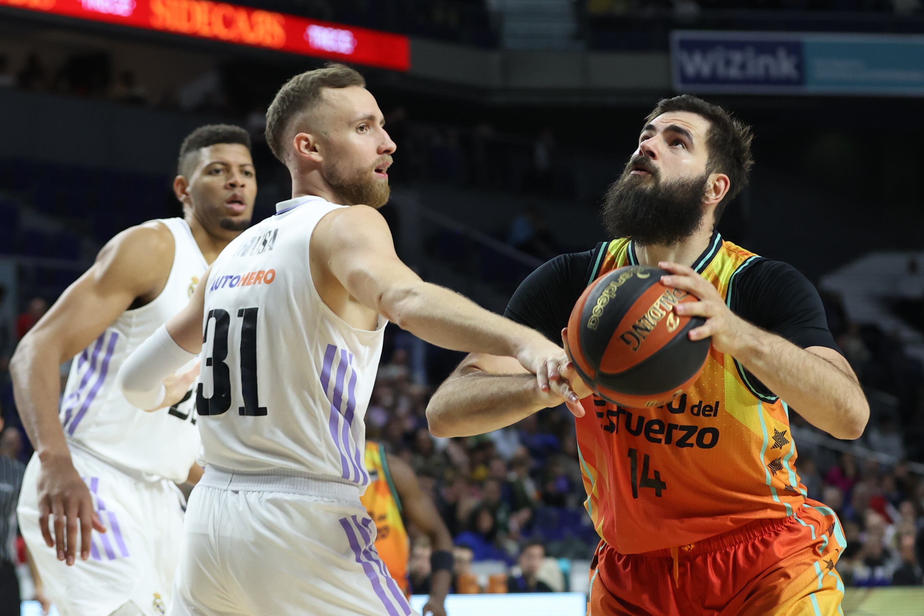 El alero bosnio del Real Madrid Musa pelea una posesión con el pívot montenegrino del Valencia Basket Bojan Dubljevic durante un encuentro correspondiente a la Liga ACD en el WiZink Center de Madrid, este domingo. EFE/ Kiko Huesca