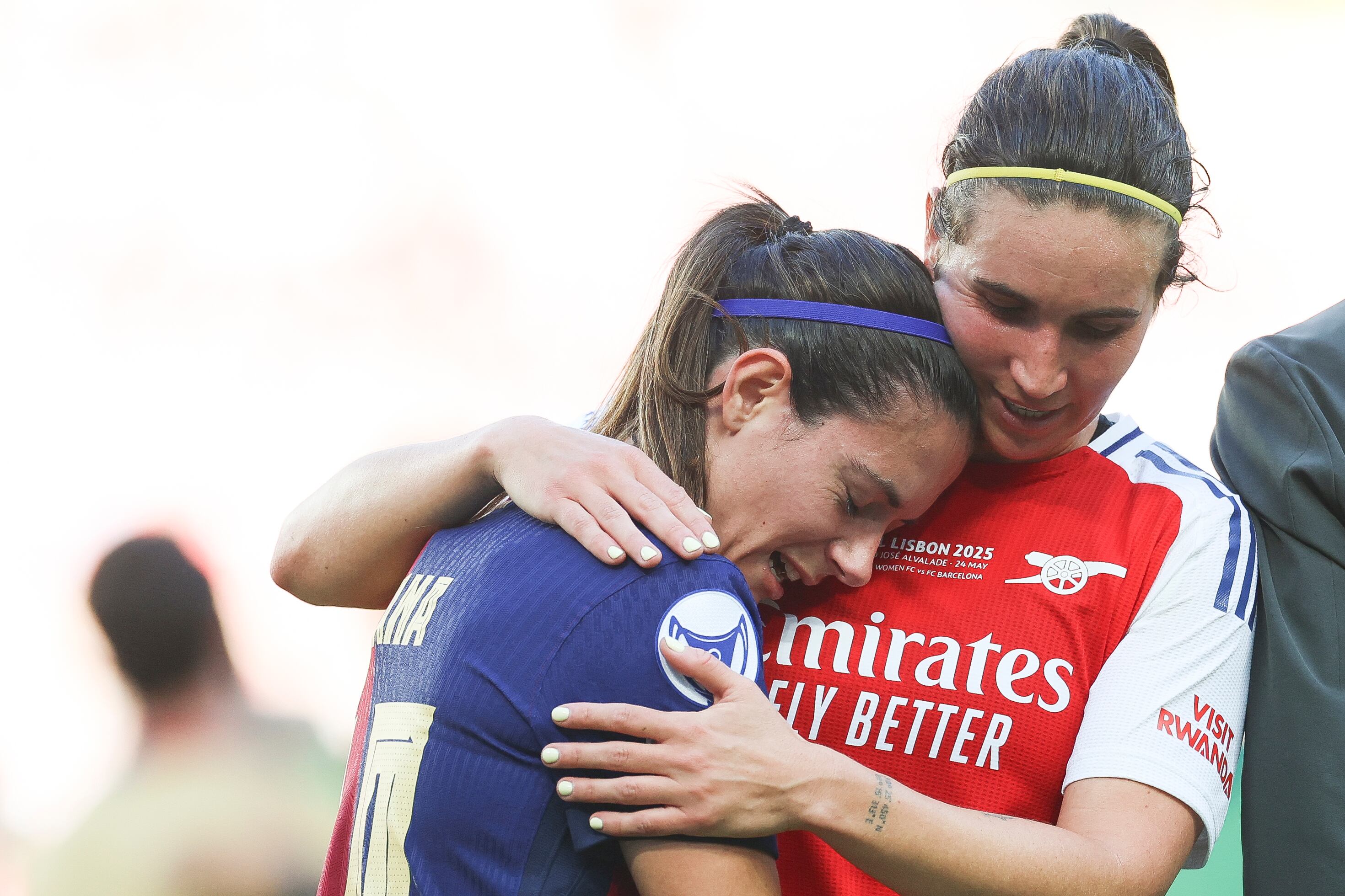 Mariona Caldentey arropa a las jugadoras del Barça tras ganar la final de la Champions