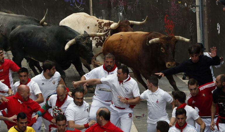 Los toros de la ganadería sevillana de Miura han protagonizado el octavo y último encierro de los Sanfermines 2016.