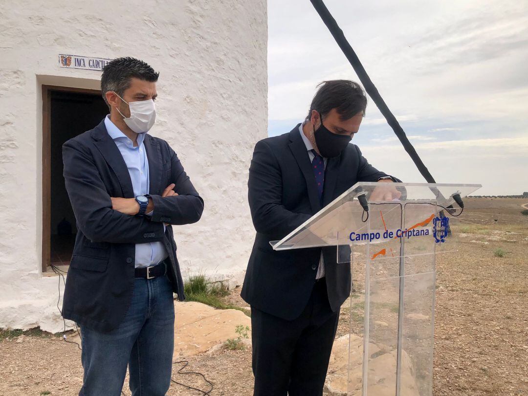 El presidente de la DO La Mancha, Carlos David Bonilla, junto al alcalde de Campo de Criptana, Santiago Lázaro