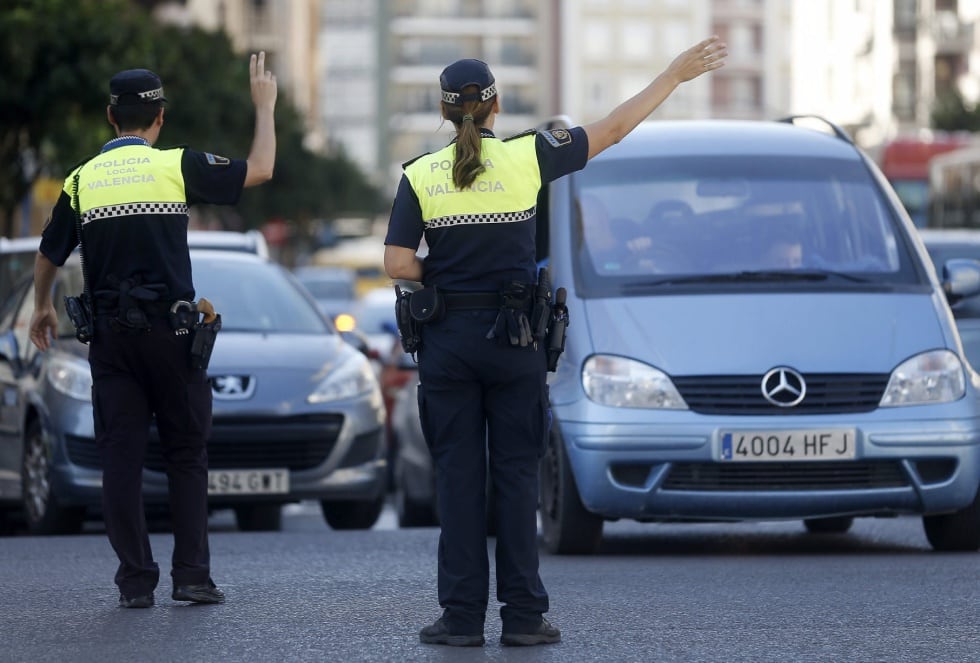 Dos agentes de la Policía Local de València regulando el tráfico por la ciudad en una imagen de archivo.