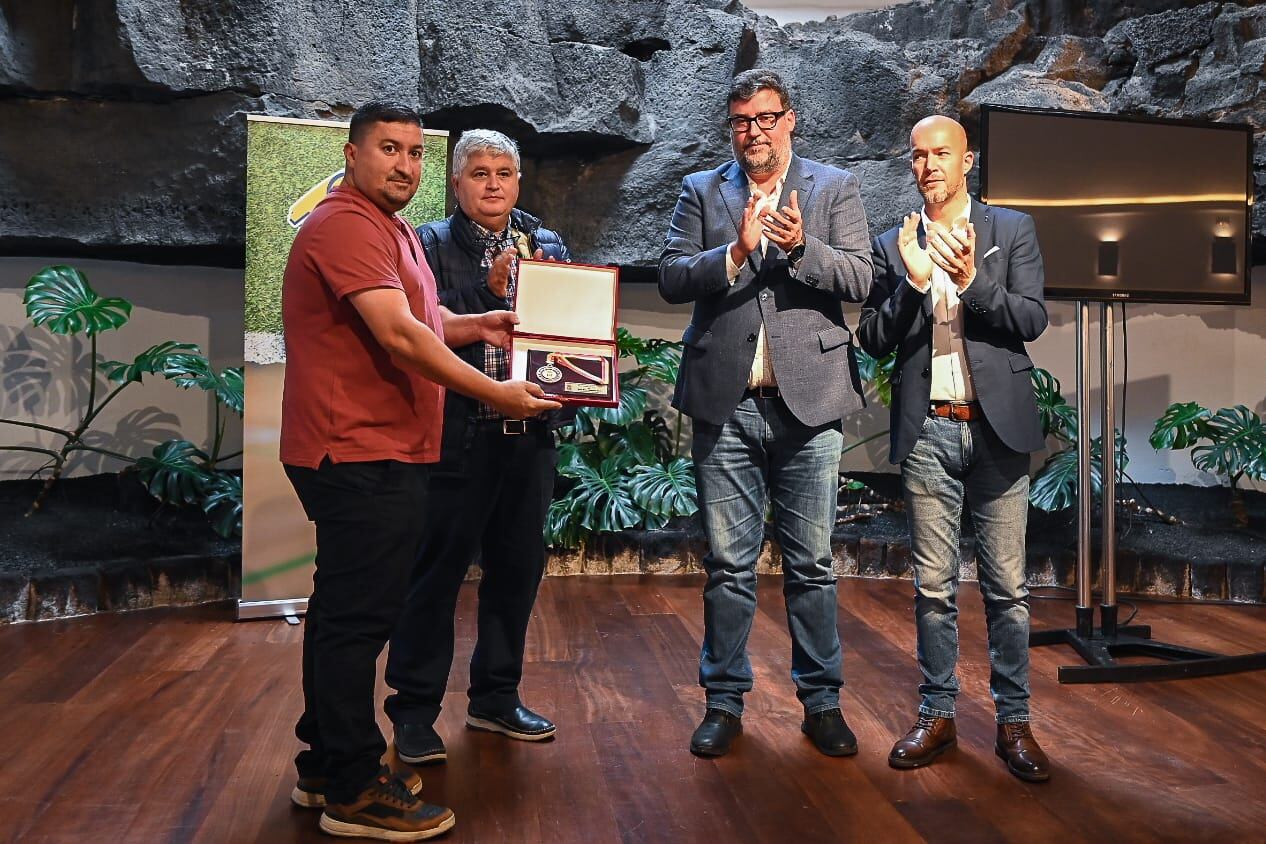 Momento de la entrega de la medalla.