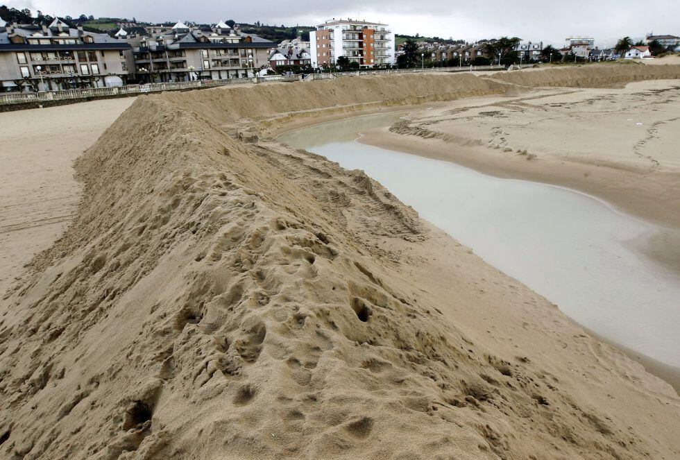 Vista de las dunas artificiales que ha levantado el Ayuntamiento de Laredo en la playa de la Salvé para proteger el paseo marítimo