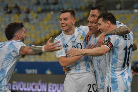 Los jugadores de Argentina celebrando el gol de Di María