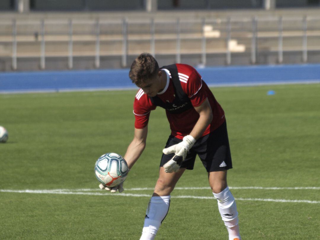 José Corpas con los guantes de René en el entrenamiento.