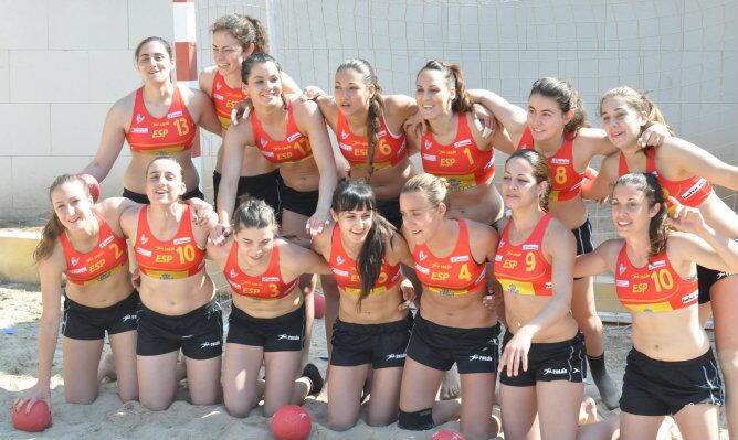 La selección española de balonmano playa femenino también utiliza el top y el bikini en sus partidos