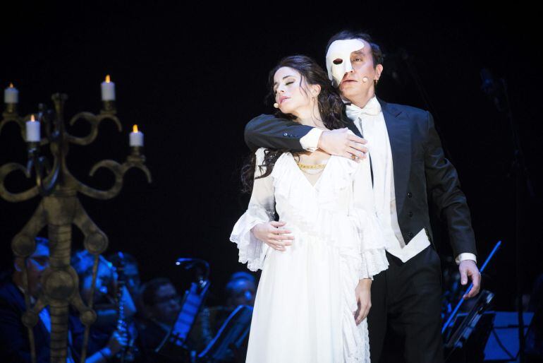 GRA048. MADRID, 18/08/2015.- Los intérpretes David Romero, en el papel del fantasma, y Talía del Val, como Christine, durante el pase gráfico de "El fantasma de la ópera", uno de los musicales más representados de la historia, que llega al teatro Gran Vía