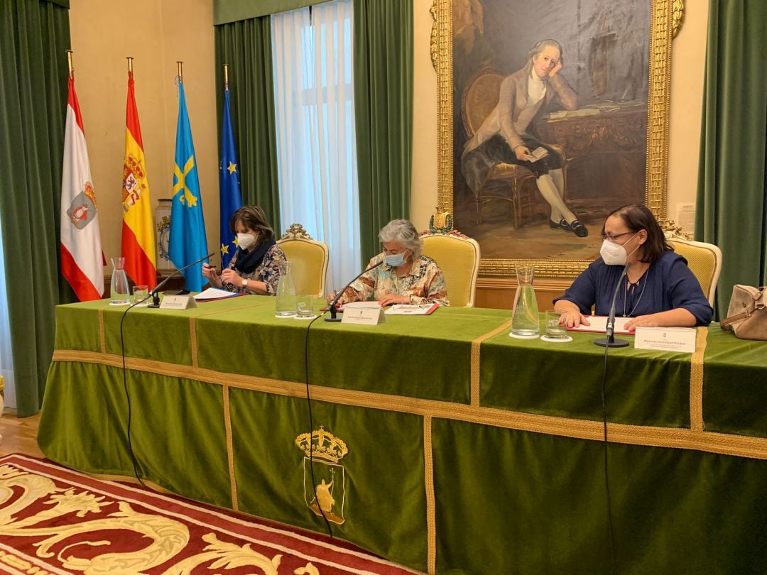 La presidenta de Unicef Asturias, María José Platero; la alcaldesa de Gijón, Ana González y la concejala Natalia González.