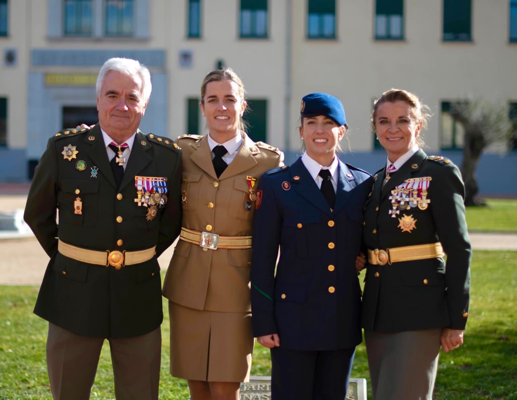 La Coronel Ana Betegón y su familia, con su marido y sus dos hijas, que han seguido sus pasos