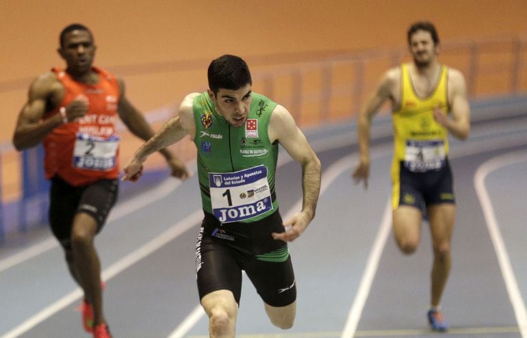 El corredor del Playas de Castellón, Alberto Gavalda, en la prueba de 200 metros en la Copa del Rey y la Reina de clubes de atletismo en el velódromo Luis Puig de Valencia. EFE-Manuel Bruque