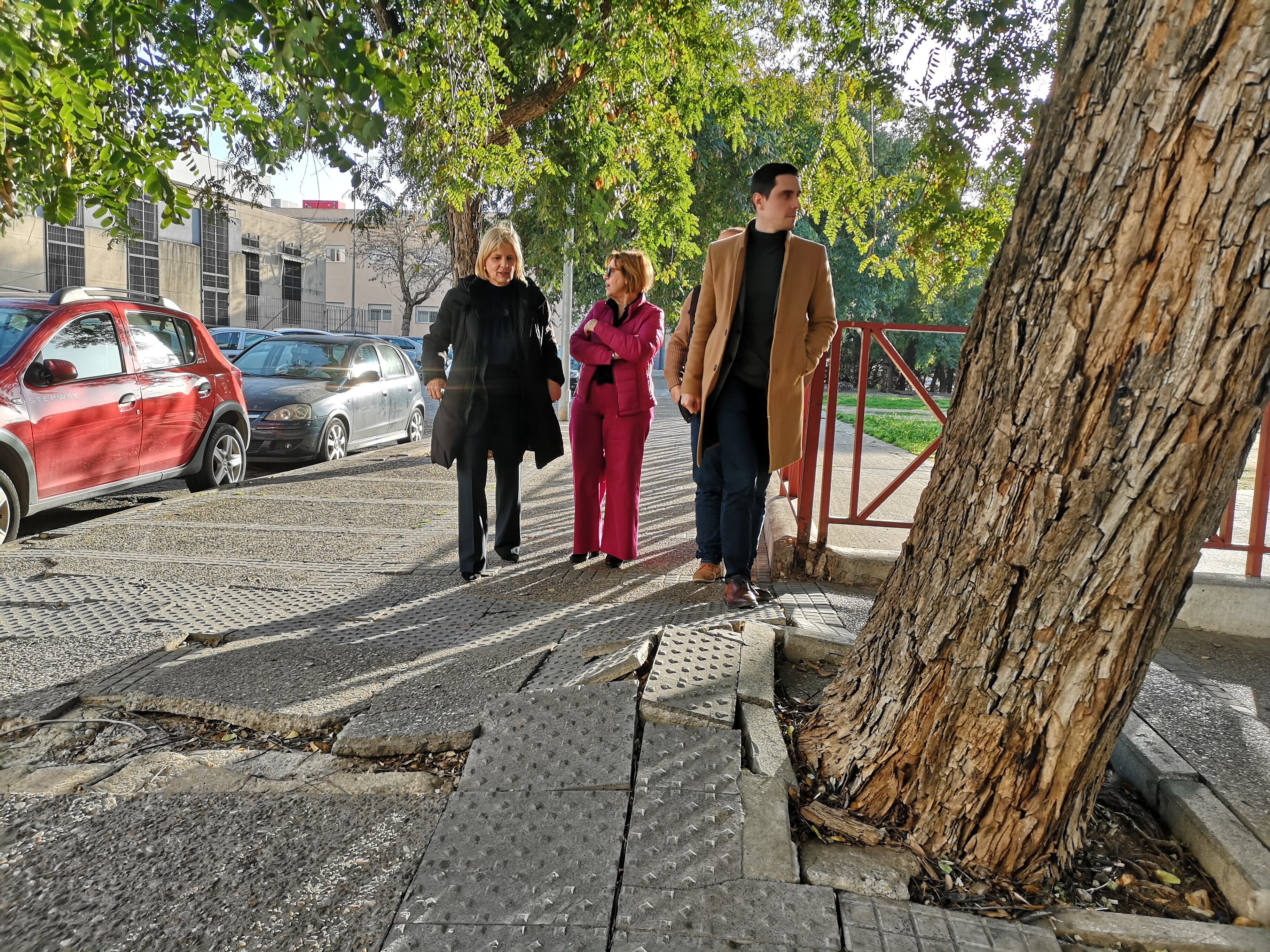 El PP durante una visita a la Barriada Eduardo Delage