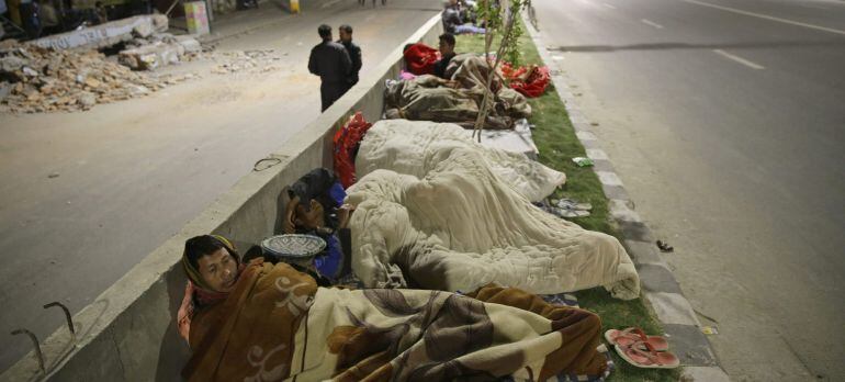 Personas durmiendo en plena calle tras el terremoto en Kathmandu