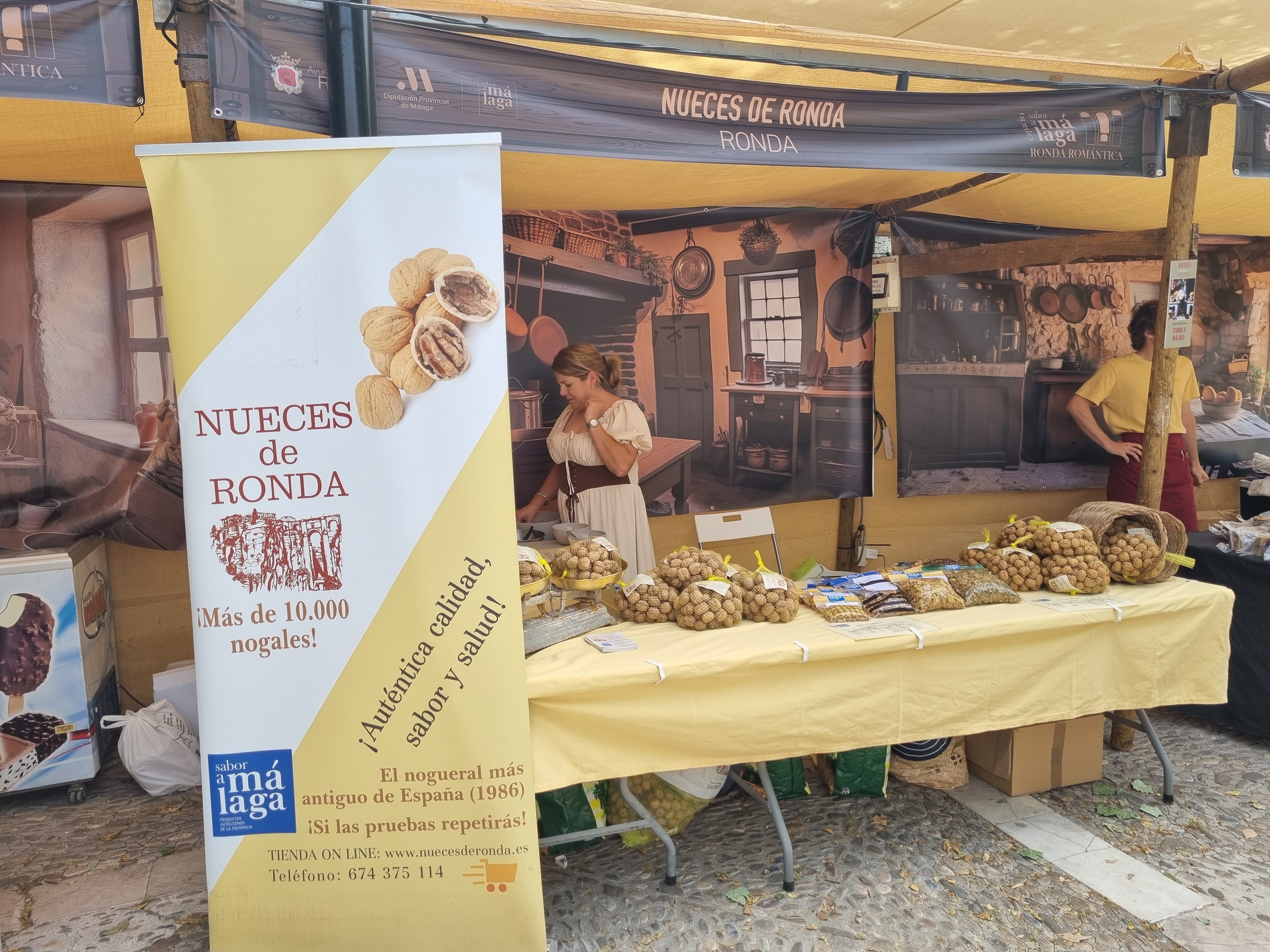 Puesto de &#039;Sabor a Málaga&#039; en la plaza Ruedo Alameda durante la celebración de &#039;Ronda Romántica&#039;