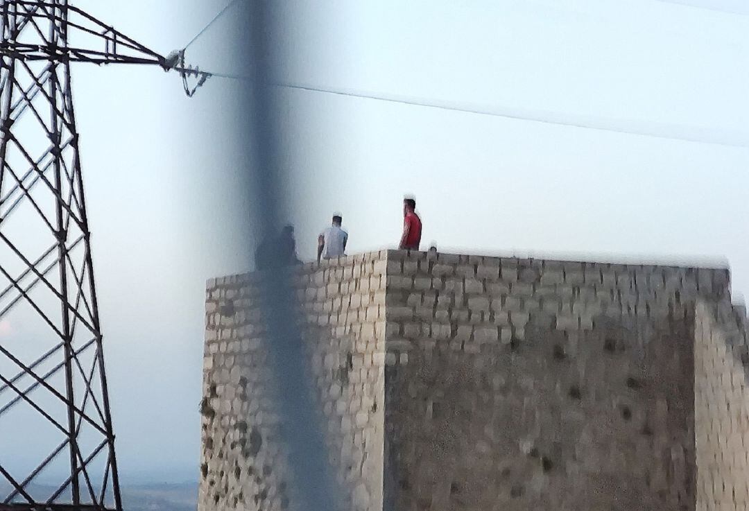 Grupos de jóvenes reunidos recientemente en pleno Estado de Alarma en una zona verde de la ciudad de Jaén.