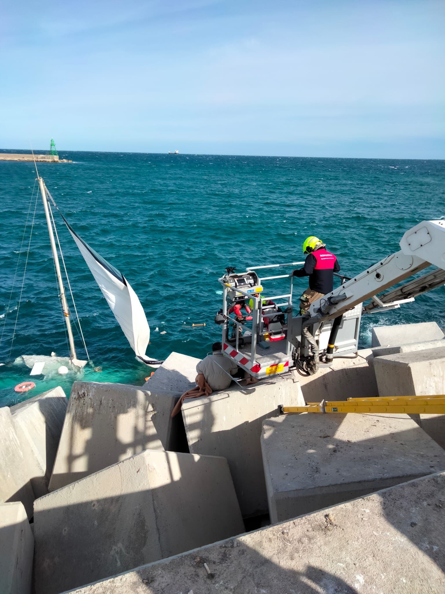 Los bomberos del SPEIS rescatan a dos personas del espigón del Puerto de Alicante