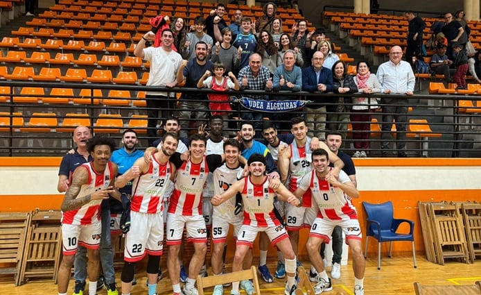 La plantilla celebra el triunfo