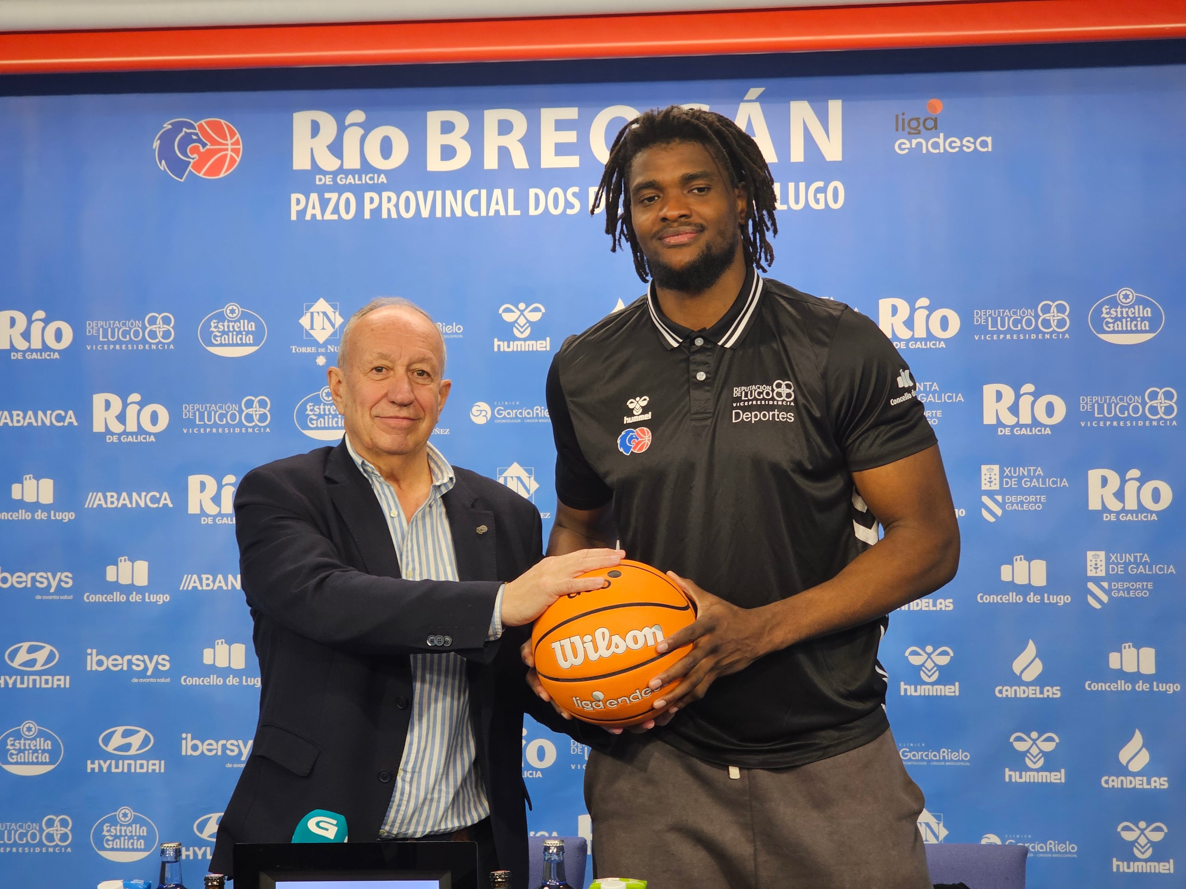 Tito Díaz y John Egbunu durante la presentación del pivot nigeriano como nuevo jugador del Río Breogán